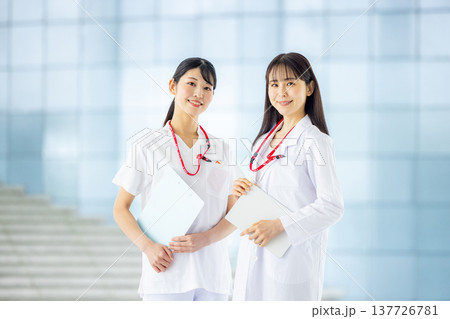 病院で働く若い医者と看護師 137726781