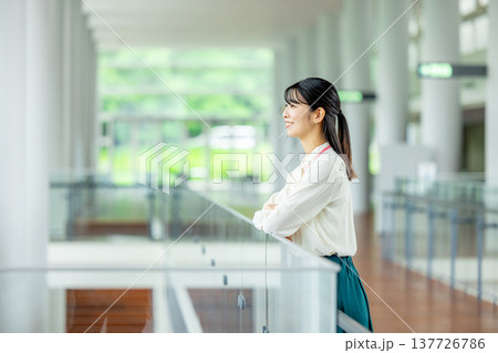 オフィス ビジネスウーマン オフィス ビジネスウーマン 137726786