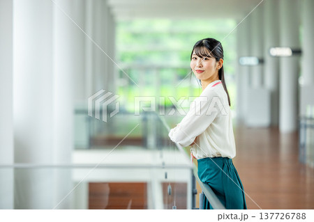 オフィス　ビジネスウーマン 137726788