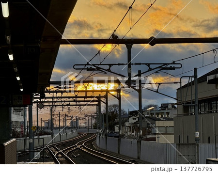 夕暮れの線路と夕焼け 137726795
