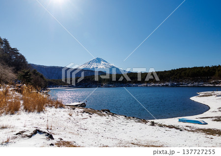 早春の西湖　春雪と富士山の風景　富士河口湖町 137727255