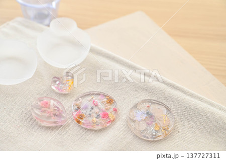 花とドライフラワーのレジン作品 花とドライフラワーのレジン作品 137727311