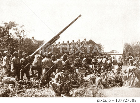 古写真　1937年　日中戦争中の上海　日本陸軍の高射砲隊 137727388