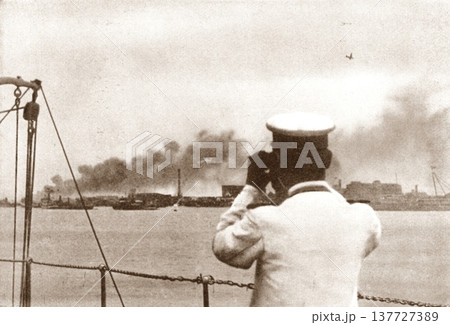 古写真　1937年　日中戦争中の上海　日本海軍の艦上から望む炎上する米国の石油会社のプラント 137727389