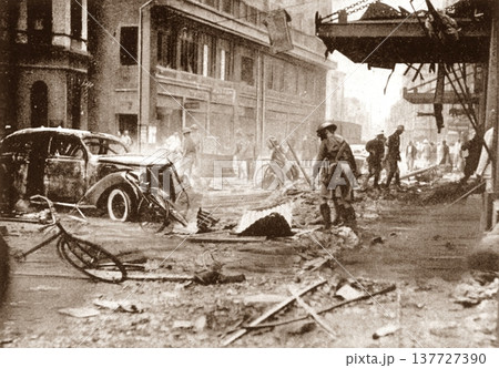 古写真 1937年 日中戦争中の上海 爆撃で破壊されたキャセイホテル 古写真 1937年 日中戦争中の上海 爆撃で破壊されたキャセイホテル 137727390