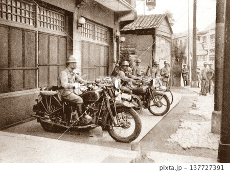 古写真 1937年 日中戦争中の上海 オートバイに乗る日本陸軍 古写真 1937年 日中戦争中の上海 オートバイに乗る日本陸軍 137727391