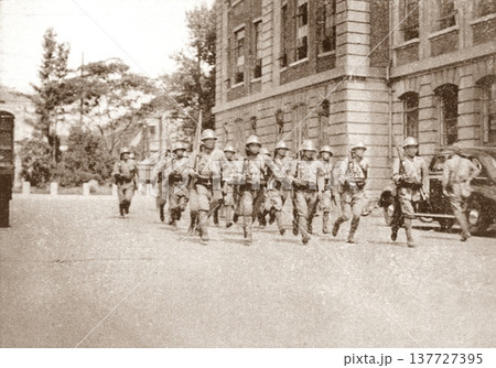 古写真 1937年 日中戦争中の上海 出陣する日本陸軍 古写真 1937年 日中戦争中の上海 出陣する日本陸軍 137727395
