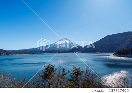 早春の本栖湖から望む富士山 山梨県 早春の本栖湖から望む富士山 山梨県 137727400