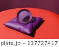 紫色のクッションにのせられた水晶玉 137727417