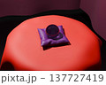 テーブルの上に紫色のクッションにのせられた水晶玉 137727419