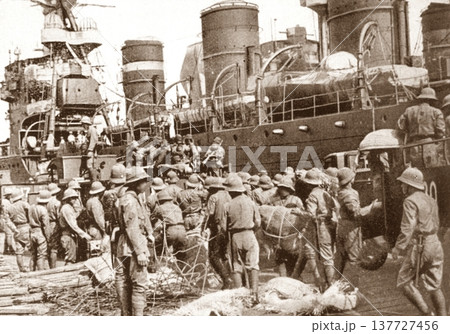 古写真　1937年　日中戦争中の上海　船で上陸する日本陸軍 137727456