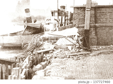 古写真　1937年　日中戦争中の上海　日本総領事館近くで爆発した中国軍の魚雷 137727460