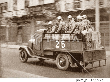古写真 1937年 日中戦争中の上海 前線に向かう衛生隊のトラック 古写真 1937年 日中戦争中の上海 前線に向かう衛生隊のトラック 137727465