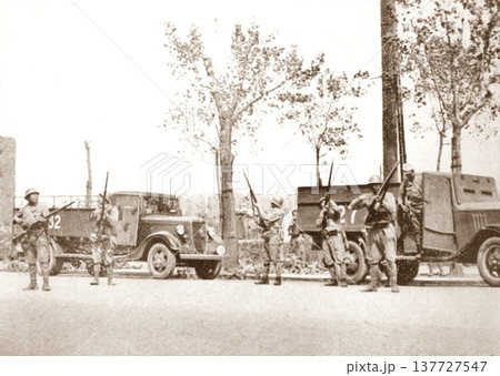 古写真　1937年　日中戦争中の上海　中国軍機に発砲する日本陸軍 137727547