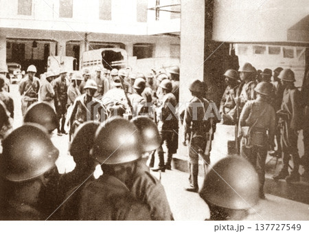 古写真 1937年 日中戦争中の上海 本部で待機する日本陸軍 古写真 1937年 日中戦争中の上海 本部で待機する日本陸軍 137727549