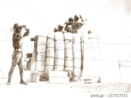 古写真 1937年 日中戦争中の上海 建物の屋上で警戒する日本陸軍 古写真 1937年 日中戦争中の上海 建物の屋上で警戒する日本陸軍 137727551