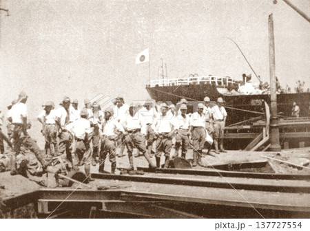 古写真 1937年 日中戦争中の上海 上陸した日本陸軍 古写真 1937年 日中戦争中の上海 上陸した日本陸軍 137727554