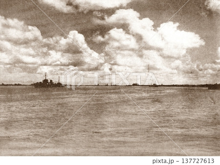 古写真　1937年　日中戦争中の上海　長江を進む日本海軍の艦隊 137727613
