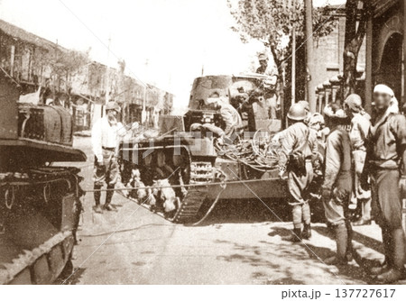 古写真 1937年 日中戦争中の上海 西華徳路の市街戦で日本陸軍が捕獲した敵軍の戦車 古写真 1937年 日中戦争中の上海 西華徳路の市街戦で日本陸軍が捕獲した敵軍の戦車 137727617
