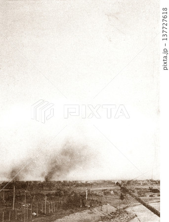 古写真　1937年　日中戦争中の上海　日本軍の空爆で炎上する呉淞鎮 137727618