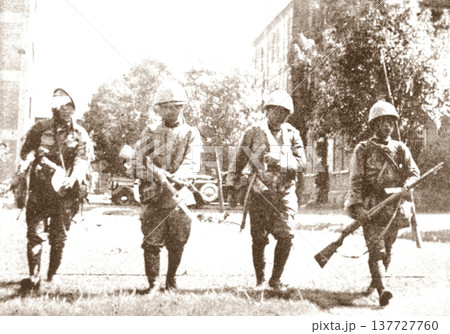 古写真 1937年 日中戦争中の上海 戦場の日本陸軍の負傷兵 古写真 1937年 日中戦争中の上海 戦場の日本陸軍の負傷兵 137727760