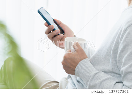 スマホを操作するシニア男性 137727861