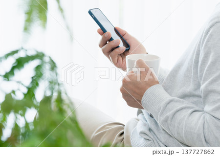 スマホを操作するシニア男性 137727862
