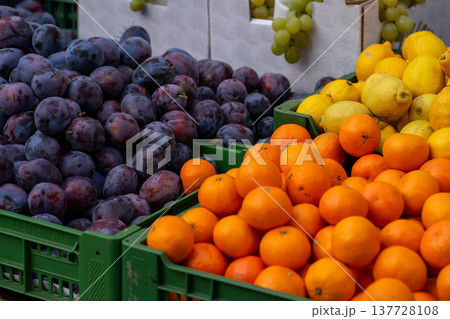 Various stacks of fruit lie on the table for sale at the market 137728108