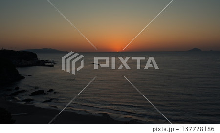 海からの日の出 137728186