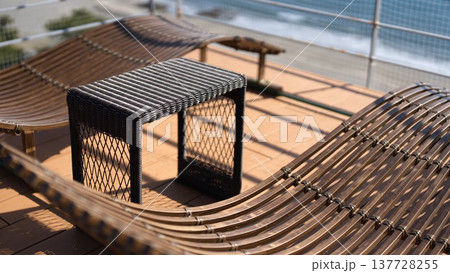 海を臨む休憩スペース 137728255