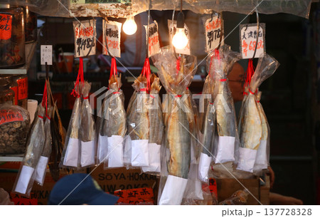 香港・徳輔道西で売られる塩干し魚(ハムユイ)。クサヤに似ていで臭いが美味。かつては安かったが今は高価 香港・徳輔道西で売られる塩干し魚(ハムユイ)。クサヤに似ていで臭いが美味。かつては安かったが今は高価 137728328