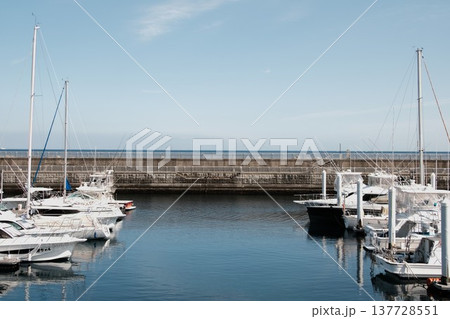 爽やかな初夏のヨットハーバー リゾート感あふれる海の風景 137728551