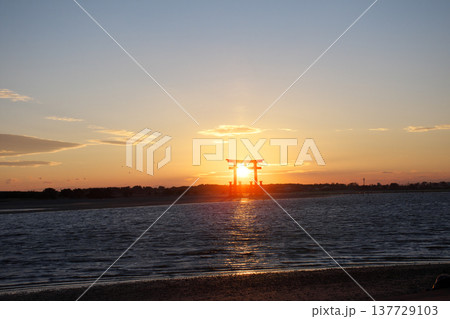 海に沈む夕日 137729103