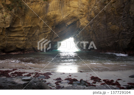 洞窟の中から見た海 137729104