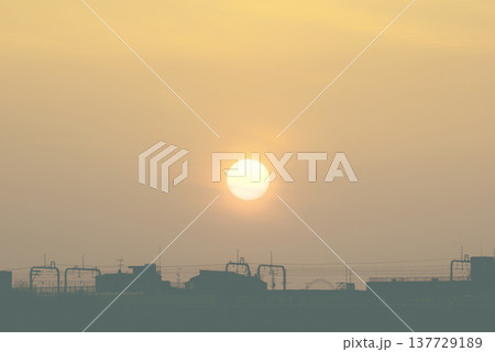 鉄橋の上にかかる夕暮れ時の太陽 鉄橋の上にかかる夕暮れ時の太陽 137729189