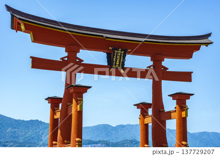 日本の厳島神社のある景色 137729207
