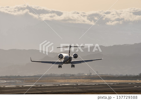 夕暮れの仙台空港　着陸中の飛行機　宮城県名取市 137729388