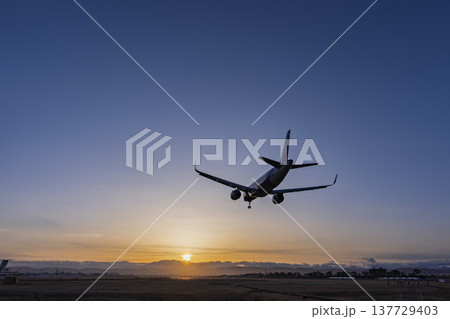 夕暮れの仙台空港 着陸中の飛行機 宮城県名取市 夕暮れの仙台空港 着陸中の飛行機 宮城県名取市 137729403