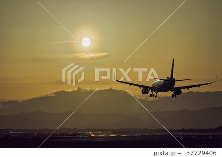 夕暮れの仙台空港 着陸中の飛行機 宮城県名取市 夕暮れの仙台空港 着陸中の飛行機 宮城県名取市 137729406