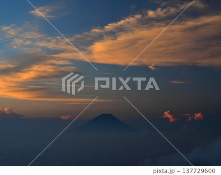 【山の風景】富士山の夜明け(鳳凰三山から) 【山の風景】富士山の夜明け(鳳凰三山から) 137729600