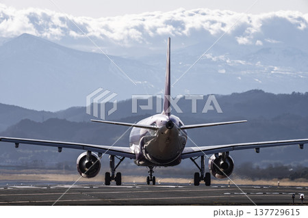 夕暮れの仙台空港 離陸中の飛行機 宮城県名取市 夕暮れの仙台空港 離陸中の飛行機 宮城県名取市 137729615