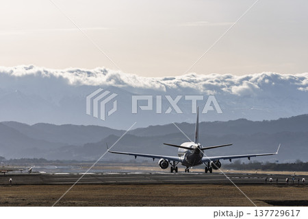 夕暮れの仙台空港 離陸中の飛行機 宮城県名取市 夕暮れの仙台空港 離陸中の飛行機 宮城県名取市 137729617