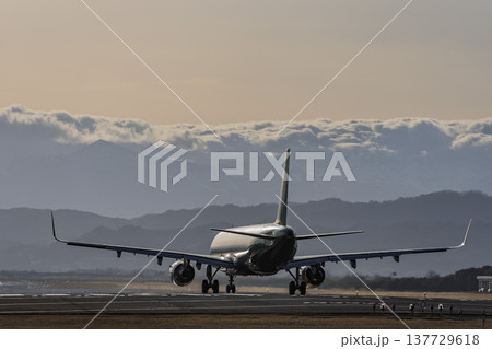 夕暮れの仙台空港　離陸中の飛行機　宮城県名取市 137729618