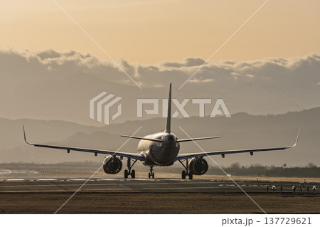 夕暮れの仙台空港　離陸中の飛行機　宮城県名取市 137729621