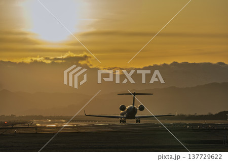 夕暮れの仙台空港　離陸中の飛行機　宮城県名取市 137729622