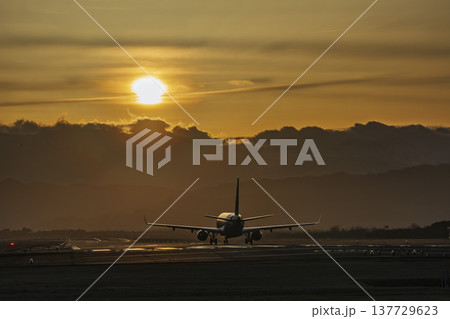 夕暮れの仙台空港 離陸中の飛行機 宮城県名取市 夕暮れの仙台空港 離陸中の飛行機 宮城県名取市 137729623