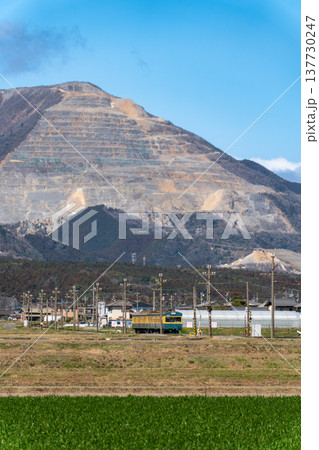 藤原岳を背景に快晴の中を走る三岐鉄道三岐線の緑色車両 藤原岳を背景に快晴の中を走る三岐鉄道三岐線の緑色車両 137730247