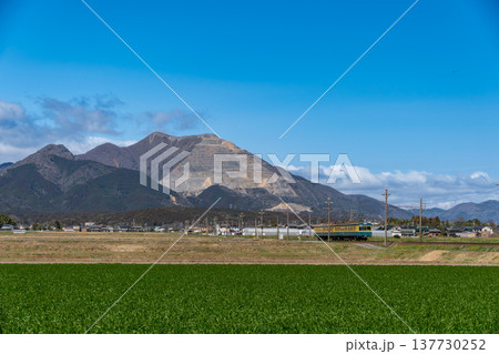 藤原岳を背景に快晴の中を走る三岐鉄道三岐線の緑色車両 藤原岳を背景に快晴の中を走る三岐鉄道三岐線の緑色車両 137730252