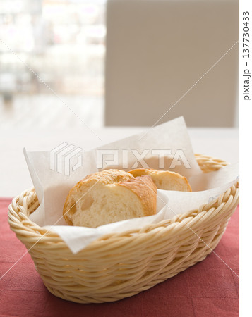 フレンチレストランで提供されるバゲットのパンバスケット 137730433