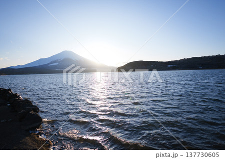 冬の山中湖と富士山の日没 冬の山中湖と富士山の日没 137730605